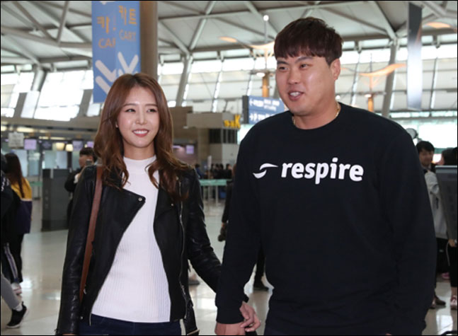 류현진과 배지현 아나운서 부부가 25일 오후 인천공항을 통해 출국하고 있다. ⓒ 연합뉴스