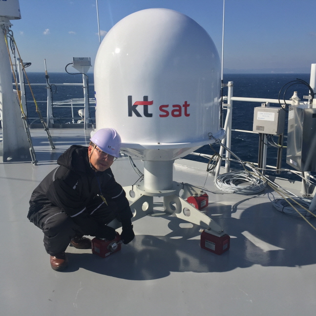 KT SAT은 26일 현대중공업 신규 건조 FSRU 시운전선박을 대상으로 Portable-MVSAT 시범서비스 제공에 성공했다. ⓒ KT SAT