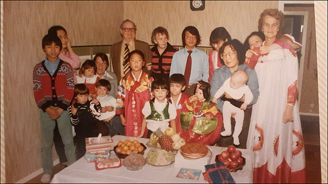스웨덴 이민 초기 딸 유진 씨(사진 중앙 족두리 한복 입은 아기)의 돌 사진. 함께 있는 아이들은 한국인 입양아들이다. 조규용 씨는 스웨덴 이주 초기부터 한국인 입양아들을 위한 봉사활동을 해왔다. (사진 = 조규용 제공)