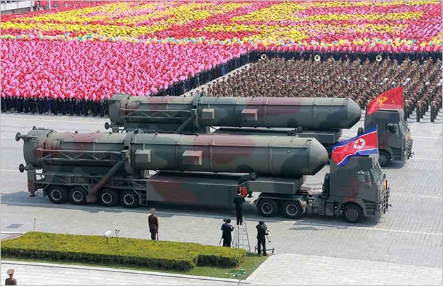 북한이 지난해 4월 김일성 주석의 105번째 생일(태양절)을 기념해 열린 열병식에서 미사일을 선보이고 있다. 조선의오늘 캡처