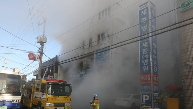 지난 26일 화재가 발생한 밀양 세종병원 사고 현장.ⓒ연합뉴스