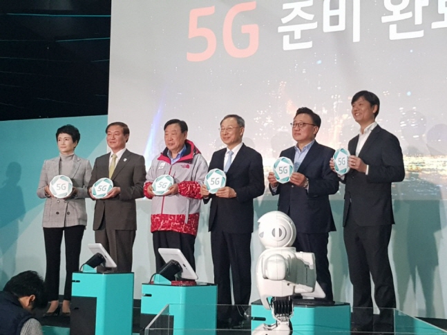 황창규 KT 회장(왼쪽 4번째)이 31일 강릉에서 '5G 홍보관 개관' 행사에 참석했다. ⓒ 데일리안 이호연 기자 
