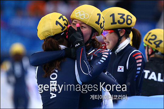 지난 소치 동계올림픽에서 쇼트트랙 계주 금메달을 차지한 여자 대표팀이 기쁨의 눈물을 흘리고 있다. ⓒ 게티이미지