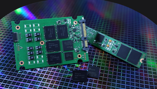 SK하이닉스가 개발한 4TB SATA SSD(왼쪽 뒤), 1TB PCIe SSD(오른쪽 뒤), 4세대(72단) 512Gb 단품(왼쪽 앞), 시스템온칩(SoC)인 낸드 컨트롤러 등이 4세대(72단) 512Gb 3D낸드 웨이퍼 위에 놓여 있다.ⓒSK하이닉스