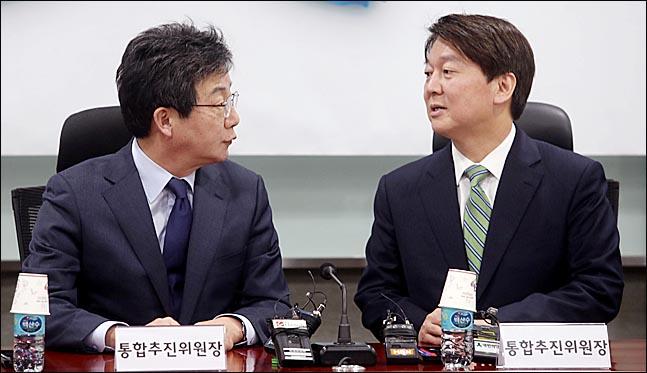 안철수(왼쪽) 국민의당 대표와 유승민 바른정당 대표 ⓒ데일리안 박항구 기자