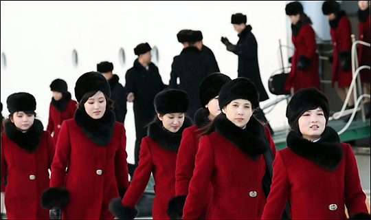 평창동계올림픽에 참가할 북한 예술단 본진이 7일 강원 동해시 묵호항에 만경봉 92호에서 내려 버스로 걸어가고 있다.ⓒ연합뉴스