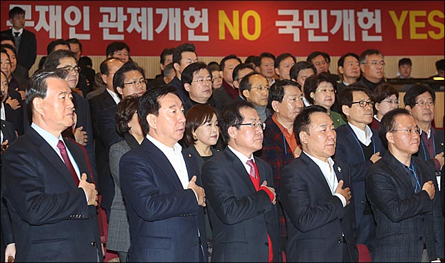 평창올림픽 개회식이 이틀 앞으로 다가온 가운데, 자유한국당은 7일 태극기 달기 퍼포먼스를 벌였다 (자료사진) ⓒ데일리안 박항구 기자