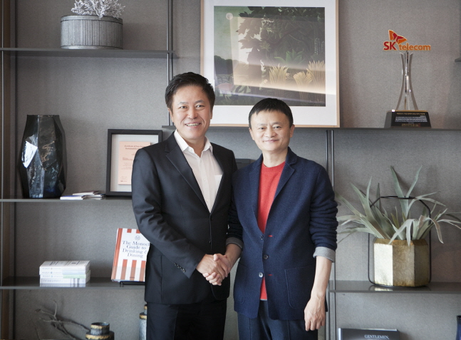 박정호 SKT 사장(좌측)과 마윈 알리바바그룹 회장은 8일 SK텔레콤 을지로 본사에서 만나 AI, 5G, 차세대 미디어 등을 논의했다. ⓒ SKT