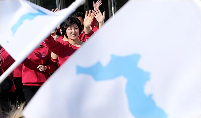 북한 예술단이 지난 8일 강릉아트센터에서 한반도기를 흔들며 인사하는 시민들에게 손을 흔들며 화답하고 있다. ⓒ데일리안 박항구 기자