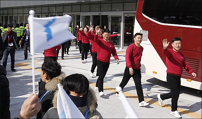 북한 예술단원들이 8일 첫 공연장인 강릉아트센터에서 연습을 마치고 점심식사를 위해 이동하고 있다. 한반도기를 흔들며 인사하는 시민들에게 손을 흔들며 화답하고 있다.(자료사진) ⓒ데일리안 박항구 기자