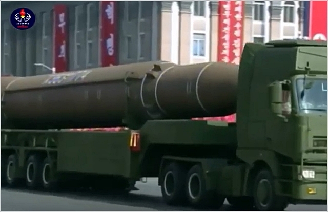 북한이 8일 건군절 70주년 열병식을 진행한 가운데 대륙간탄도미사일(ICBM)급 '화성-14'를 선보이고 있다. 조선중앙TV 캡처 