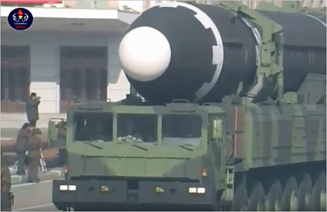 북한이 8일 건군절 70주년 열병식을 진행한 가운데 대륙간탄도미사일(ICBM)급 '화성-15'를 선보이고 있다. 조선중앙TV 캡처 