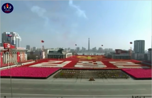 북한이 8일 건군절 70주년 열병식을 진행한 가운데 ‘김정은’ 문구가 광장을 가득 채우고 있다. 조선중앙TV 캡처 