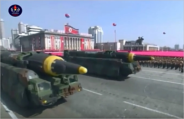 북한이 8일 건군절 70주년 열병식을 진행한 가운데 대륙간탄도미사일(ICBM)을 선보이고 있다. 조선중앙TV 캡처