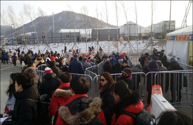 평창동계올림픽 개막식을 보기 위해 몰려든 관중들이 입장을 위해 줄을 서고 있다. ⓒ 데일리안 김평호 기자