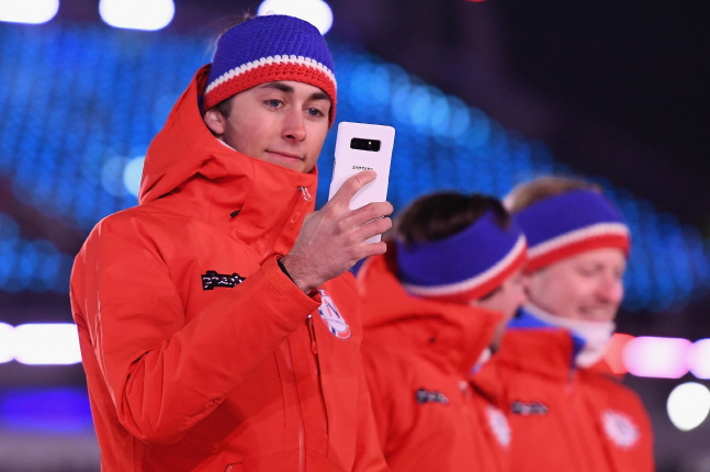 9일 강원도 평창 올림픽 스타디움에서 열린 2018 평창 동계올림픽 개막식에서 네덜란드 선수들이 ‘갤럭시 노트8 올림픽 에디션’으로 개막식의 감동을 생생하게 촬영하고 있다 ⓒ 삼성전자