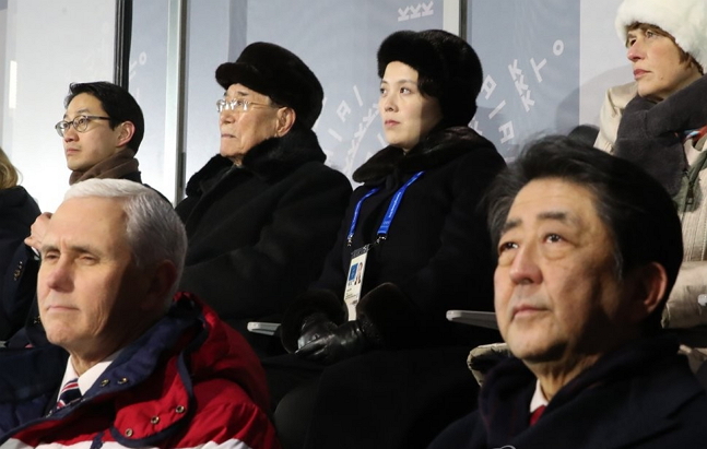 미국 마이크 펜스 부통령(앞줄 왼쪽)과 일본 아베 신조 총리가 9일 오후 평창올림픽플라자에서 열린 2018 평창동계올림픽 개회식을 지켜보고 있다. 뒷줄 오른쪽 두번째는 북한 김여정 노동당 중앙위 제1부부장, 김 부부장 왼쪽은 김영남 최고인민회의 상임위원장 ⓒ연합뉴스