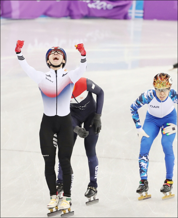 10일 오후 강릉 아이스아레나에서 열린 2018 평창동계올림픽 쇼트트랙 남자 1500m 결승에서 한국의 임효준이 2분 10초485로 결승선을 통과하며 포효하고 있다. ⓒ 연합뉴스