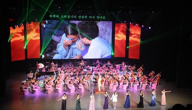 현송월 단장을 비롯한 예술단 137명은 강릉과 서울에서 총 2차례의 공연을 마치고 방한 6일 만에 북한으로 돌아갔다.(자료사진) ⓒ연합뉴스