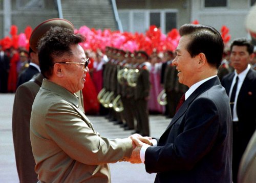 지난 2000년 6월 김대중 대통령과 김정일 국방위원장이 만나 악수하고 있다. ⓒ연합뉴스