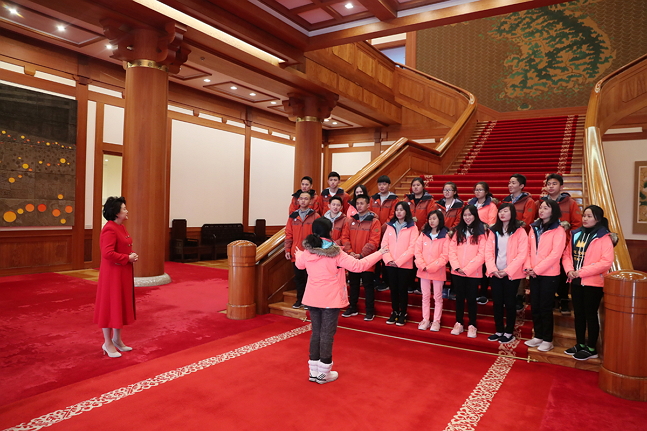 인도네시아 다문화가정 모국방문단 청소년들이 12일 김정숙 여사의 초청으로 청와대를 방문해 '한국가, 한민족'이라는 노래를 선보이고 있다. ⓒ청와대