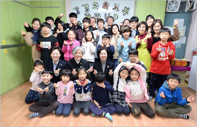 강경화 외교부 장관이 12일 서울시 양천구 소재 ‘한누리 학교 지역아동센터’에 방문해 어린이들과 함께 기념사진을 촬영하고 있다. ⓒ외교부