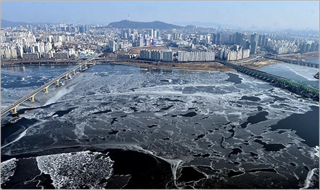 전국적으로 최강추위가 엄습해 강추위가 절정에 이른 가운데 한파특보가 전국으로 확대된 지난달 24일 한파경보가 내려진 서울에서 아침 최저기온 영하 18도를 기록하고 한강이 꽁꽁 얼어붙어 있다. ⓒ데일리안 박항구 기자    