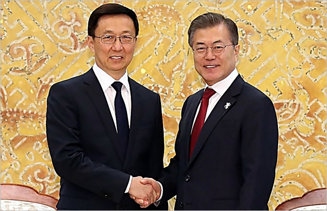 시진핑 중국 국가주석의 특별대표 자격으로 방한한 한정 상무위원이 지난 8일 오후 청와대에서 문재인 대통령을 만나 악수하고 있다. ⓒ연합뉴스 