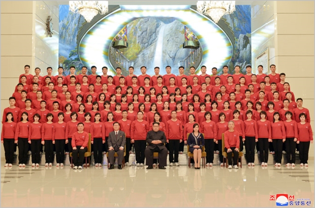 조선중앙통신은 13일 김정은 북한 노동당 위원장이 삼지연관현악단 단원들과 기념사진을 촬영했다고 밝혔다. 조선중앙통신 캡처