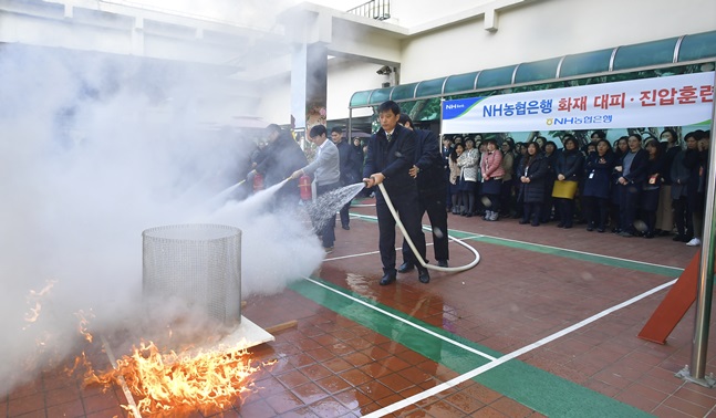 12일 서울 용산구에 위치한 농협은행 용산별관에서 농협은행 직원들이 재난상황을 대비한 화재 진압·대피 훈련을 실시하고 있다.ⓒNH농협은행