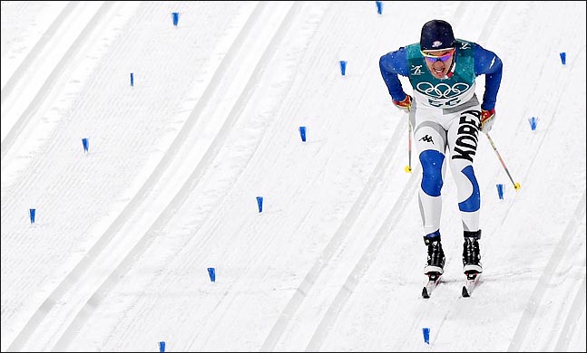 13일 오후 강원도 평창 알펜시아 크로스컨트리센터에서 열린 2018 평창동계올림픽 크로스컨트리 스키 남자 스프린트 클래식 예선에 출전한 김 마그너스가 역주를 펼치고 있다. ⓒ2018평창사진공동취재단