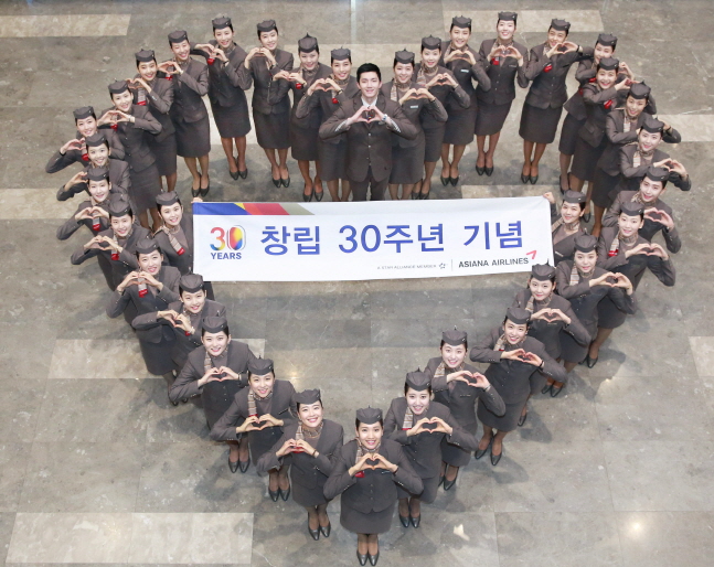 아시아나항공 신입 캐빈승무원들이 14일 서울 강서구 아시아나항공 본사에서 '창립 30주년'을 기념해 축하 세레모니를 하고 있다.ⓒ아시아나항공