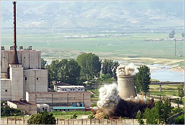 북한이 2008년 6월 27일 비핵화 의지를 과시하기 위해 영변 핵시설의 냉각탑을 폭파시키고 있다. ⓒ연합뉴스