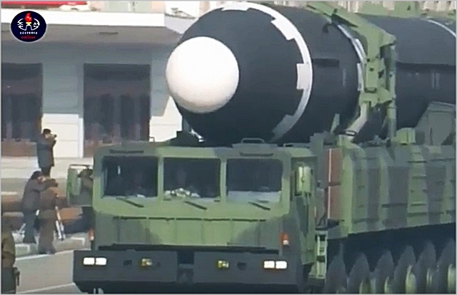 북한이 지난 8일 건군절 70주년 열병식을 진행한 가운데 대륙간탄도미사일(ICBM)급 ‘화성-15’를 선보이고 있다. ⓒ조선중앙TV 캡처