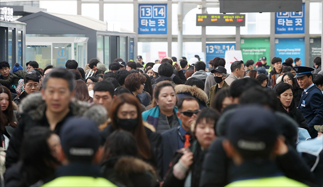지난 14일 오후 서울역이 설 연휴 귀성길에 나선 시민들로 붐비고 있다. (자료사진) ⓒ데일리안 홍금표 기자