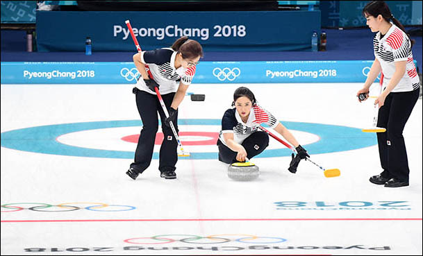18일 강릉 컬링센터에서 열린 2018 평창동계올림픽 여자 컬링 예선 한국과 중국의 경기에 한국 김경애가 투구하고 있다. ⓒ2018평창사진공동취재단