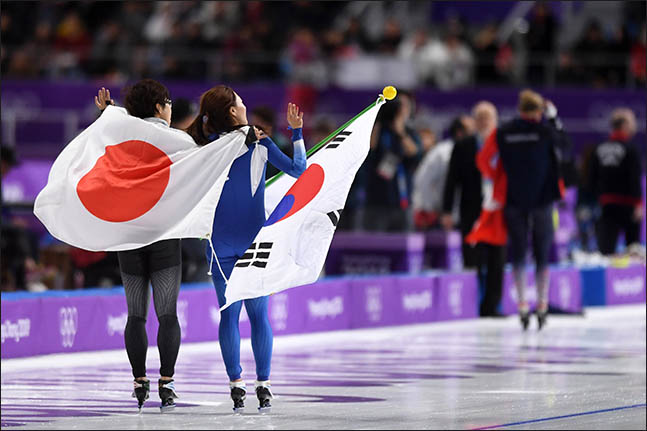 고다이라의 금메달로 10위로 껑충 뛰어오른 일본 대표팀. ⓒ 2018평창사진공동취재단 