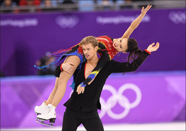 19일 강릉아이스아레나에서 2018 평창동계올림픽 피겨 아이스댄스 경기가 열린 가운데 미국의 메디슨 척과 에반 베이츠가 연기를 펼치고 있다. ⓒ2018평창사진공동취재단