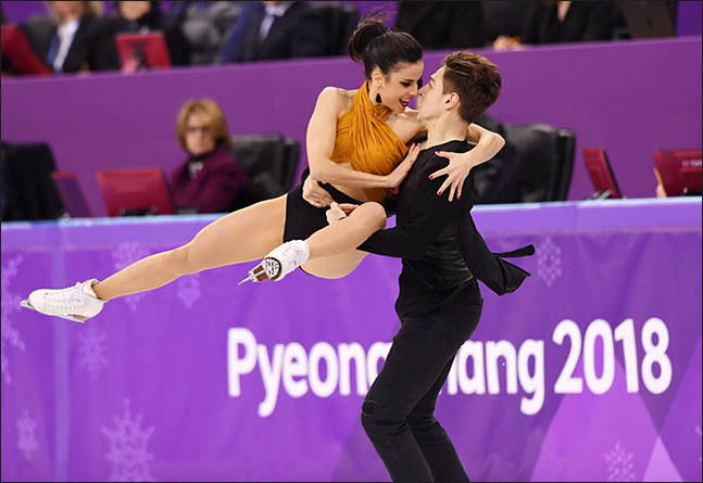 19일 강릉아이스아레나에서 2018 평창동계올림픽 피겨 아이스댄스 경기가 열린 가운데 스페인의 사라 우르타도와 키릴 칼리아빈이 연기를 펼치고 있다. ⓒ2018평창사진공동취재단