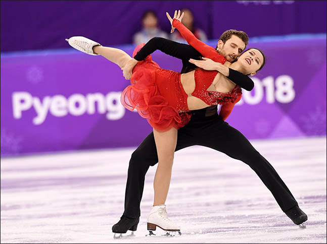 19일 강원도 아이스아레나에서 2018 평창동계올림픽 피겨 아이스 댄스 경기가 열린 가운데 한국의 민유라와 알렉산더 겜린이 연기를 펼치고 있다. ⓒ2018평창사진공동취재단