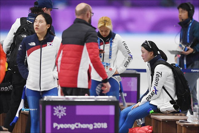2018 평창동계올림픽 스피드스케이팅 여자 팀추월 준준결승전을 마친 뒤 휴대폰을 확인하고 있는 김보름.