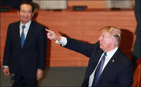지난해 11월 8일 한국을 국빈 방문한 도널드 트럼프 미국 대통령이 서울 여의도 국회 본회의장에서 연설을 마친뒤 손가락으로 의원들을 가리키며 인사를 하고 있다. ⓒ국회사진취재단