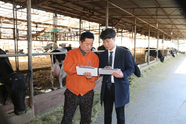 CJ제일제당 생물자원본부에서 낙농가를 대상으로 젖소의 건강을 관리하는 ICT 기기 '카우톡' 활용법을 설명하고 있다.ⓒCJ제일제당