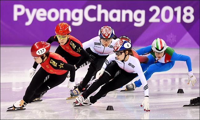 20일 오후 강원도 강릉 아이스아레나에서 열린 2018 평창동계올림픽 쇼트트랙 여자 3000m 계주에서 최민정이 중국 판커신과 레이스를 펼치고 있다. ⓒ2018평창사진공동취재단