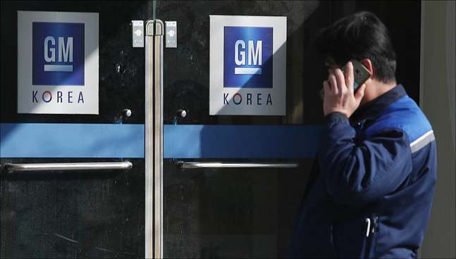 한국지엠 군산공장 폐쇄 조치로 파문이 확산되고 있는 가운데 22일 전북 군산 한국지엠 군산공장에서 한 노동자가 전화통화를 하고있다. ⓒ데일리안 홍금표 기자