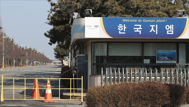 한국지엠 군산공장 폐쇄 조치로 파문이 확산되고 있는 가운데 22일 전북 군산 한국지엠 군산공장 정문에서 출입이 통제되고 있다. ⓒ데일리안 홍금표 기자
