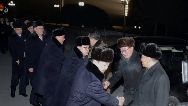 사진은 김영철 노동당 부위원장 겸 통일전선부장(맨 오른쪽) 등 간부들이 평양에서 북한 대표단을 악수로 배웅하는 모습(자료사진) ⓒ연합뉴스
