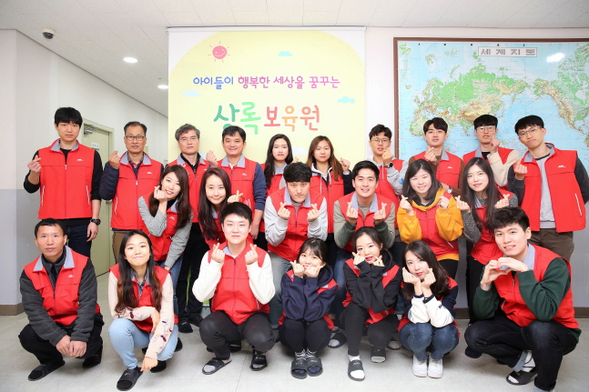 ABL생명 직원과 인턴 학생들이 22일 서울 상록보육원의 아이들을 위해 시설 환경정화 봉사활동을 실시한 뒤 기념촬영을 하고 있다.ⓒABL생명