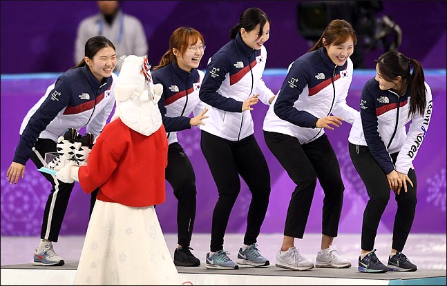 쇼트트랙 여자 계주 대표팀은 시상식에서 재치 넘치는 세리머니를 선보였다. ⓒ 2018평창사진공동취재단