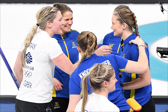 스웨덴 여자 컬링 대표팀이 23일 강릉 컬링센터에서 열린 2018 평창동계올림픽 여자 컬링 준결승에서 영국에 10-5 승리한 뒤 환호하고 있다. ⓒ2018평창사진공동취재단